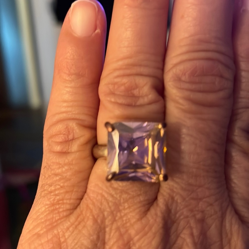 Gorgeous ring with pink stone